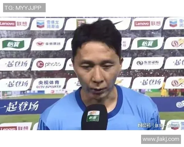 张卫健幽默模仿足球明星精彩瞬间引发网友热议与欢笑